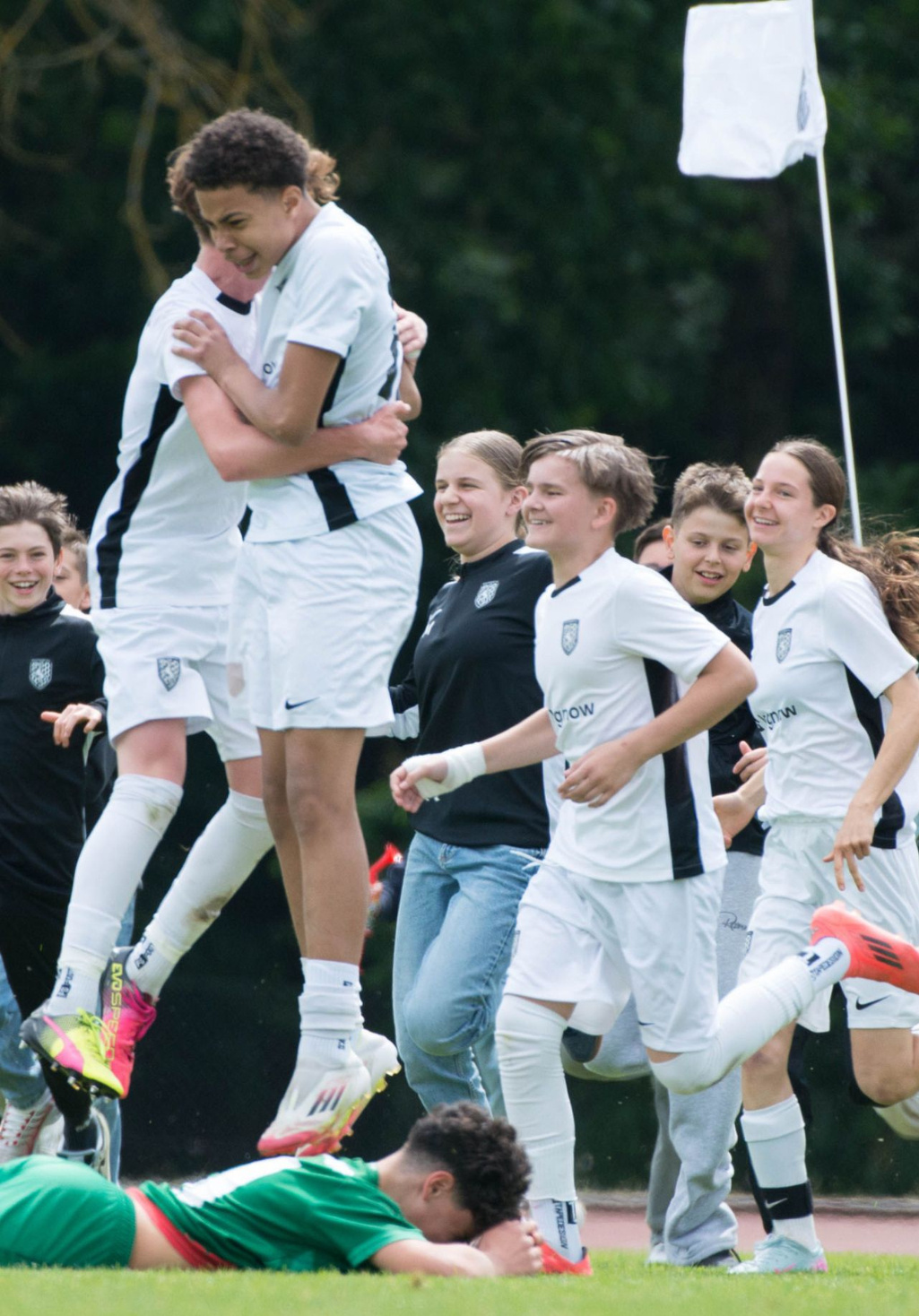 Jubelnde Jugendspielerinnen und -spieler des Stuttgart FC nach einem Tor